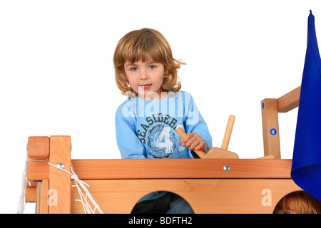 kleiner Junge Segler in ein Billi-Bolli Loft Bett spielen Stockfoto