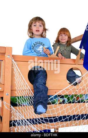 Kinder spielen Seefahrer in ein Billi-Bolli Loft bett Stockfoto