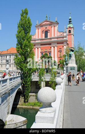 Ljubljana, Slowenien. Franziskaner Kirche der Verkündigung und der und Plecnik Triple Bridge (Tromostovje) Stockfoto