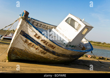 Altes Fischerboot liegen verlassen auf das Ufer, Andalusien, Spanien, Europa Stockfoto