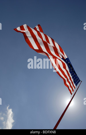 Große amerikanische Flagge im Wind wehen. Stockfoto