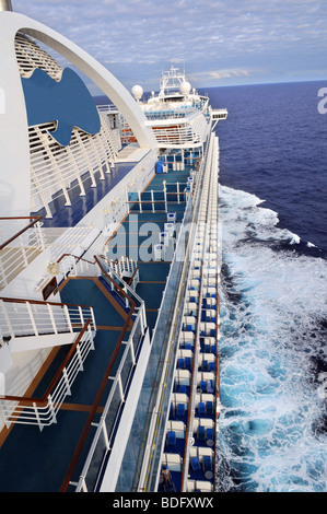 Großes Kreuzfahrtschiff Reisen im offenen Meer Stockfoto