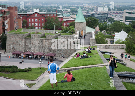 Menschen hängen auf der Stadtmauer in Québec (Stadt) Stockfoto