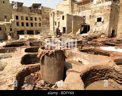 Blick in eine Gerberei Souks in der Medina von Fes/Fez sind am 19. August 2009 in Marokko in Nordafrika abgebildet. Stockfoto