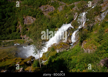 Nationalpark Jostedalsbreen: Wasserfall in der Nähe von Briksdal Gletscher Stockfoto