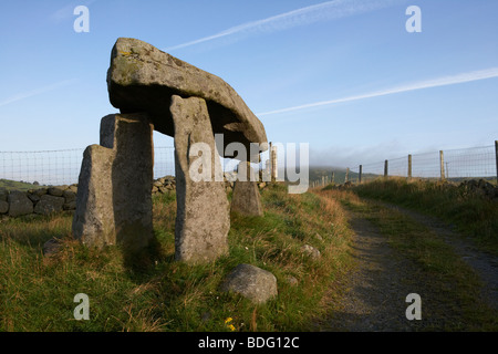 Legananny Dolmen Portal Grab antike historische Denkmal neben Bauern Gasse Grafschaft unten Nordirland Vereinigtes Königreich Stockfoto