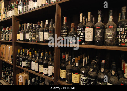 Flaschen von Vintage Portwein auf Verkauf in Porto, Portugal Stockfoto