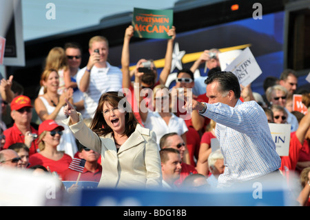 O'FALLON - 31. AUGUST: Gouverneure Saran Palin und Mitt Romney bei einer John McCain-Kundgebung in O'Fallon in der Nähe von St. Louis, MO am 31. August, Stockfoto