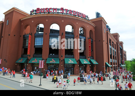 ST LOUIS - MISSOURI: Blick auf die St. Louis Arch und Busch Stadium Heim von den St. Louis Cardinals Stockfoto