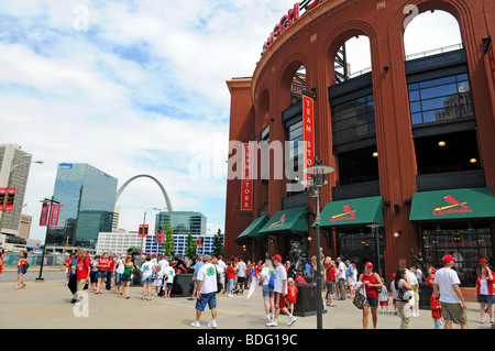 ST LOUIS - MISSOURI: Blick auf die St. Louis Arch und Busch Stadium Heim von den St. Louis Cardinals Stockfoto