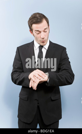 Geschäftsmann mit einer Uhr Stockfoto