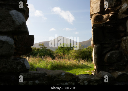 Blick auf Slieve Donard in die Mourne Berge aus den Trümmern der Maghera alte Kirche von St Donard gegründet Stockfoto