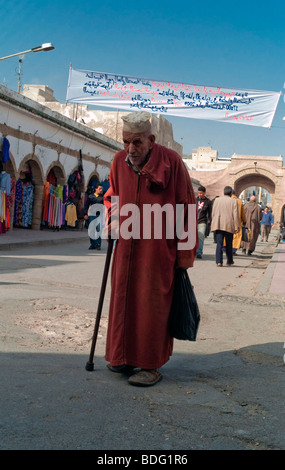 Alte Mann trägt eine Kaftan, Essaouira, Marokko, Afrika Stockfoto