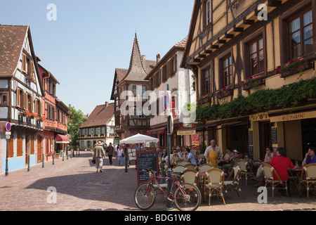 Straßenszene mit Straßencafé in der mittelalterlichen Stadt entlang der elsässischen Wein. Kaysersberg, Elsass, Haut-Rhin, Frankreich, Europa. Stockfoto