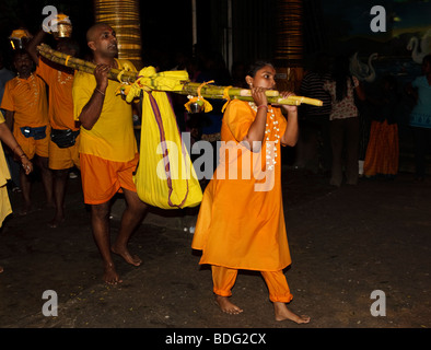 Eine malaysische paar / Anhänger mit ihrem Kind zu den Batu Höhlen in Kuala Lumpur. Stockfoto