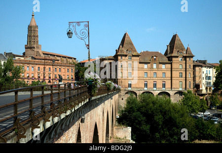 Montauban Ingres Museum, rechts, mit St.Jacques Kirchturm, links, über die Pont Vieux-Brücke über den Fluss Tarn gesehen Stockfoto