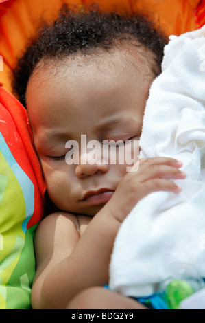 6 Monate altes Baby schläft Stockfoto