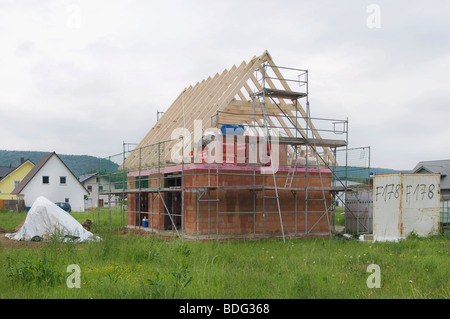 Hausbau, Gerüstbau mit Dachstuhl in einer Neubausiedlung Stockfoto