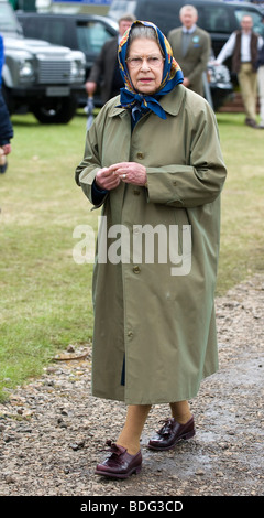 HM Königin Elizabeth II informell gekleidet, auf der jährlichen Windsor Horse Show Stockfoto