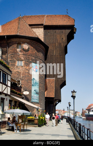 Danzig-Kran wurde vor 1366 gebaut. Es wurde von den sowjetischen Truppen verbrannt, nachdem sie die Stadt im Frühjahr 1945 erobert. Stockfoto