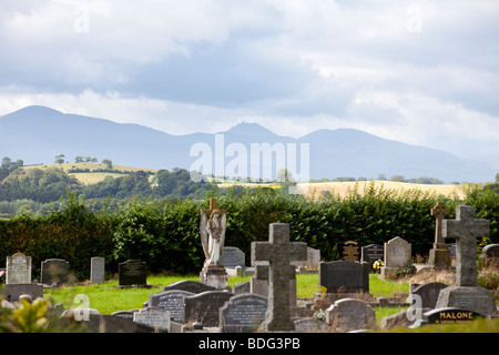 Mourne Berge vom Friedhof neben St. Patricks Kathedrale Downpatrick, Nordirland Stockfoto