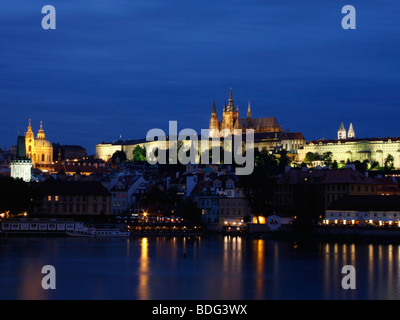 Prager Burg bei Nacht, St.-Veits-Dom, Hradschin, Prager, Mittelböhmen, Tschechien, Osteuropa Stockfoto