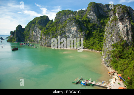 Chinesischen Stil Dschunken angedockt in Halong Bucht, Vietnam Stockfoto