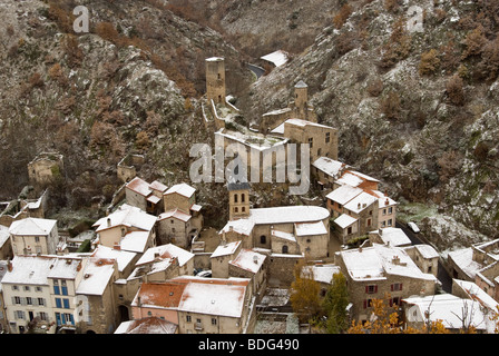 Saint-Floret aufgeführt, eines der "schönsten Dörfer Frankreichs", schneebedeckt, Puy-de-Dôme, Auvergne, Frankreich Stockfoto