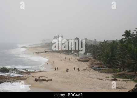 Strand direkt unterhalb Cape Coast Castle auf dem Hügel in der Ferne ist Fort Victoria. Cape Coast. Ghana. West-Afrika. Stockfoto