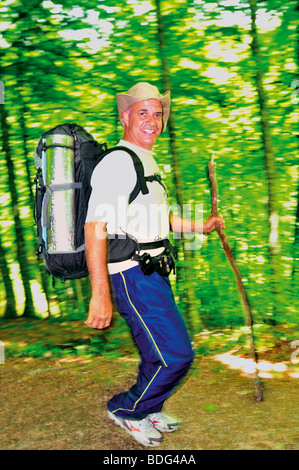 Spanien, Jakobsweg: St. James Pilger Valdevino Vieira aus Brasilien auf dem Weg in die Bosque de Basnajarra in Roncesvalles Stockfoto