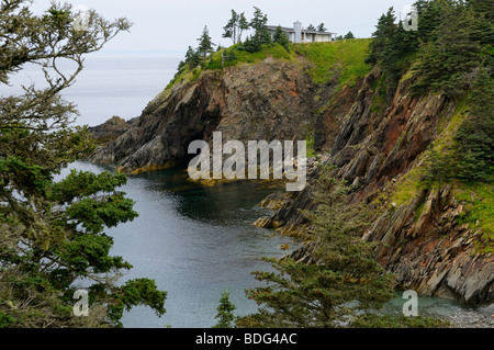 Haus oberhalb der Klippen und die Höhle von Smugglers Cove Provincial Park Nova Scotia Stockfoto