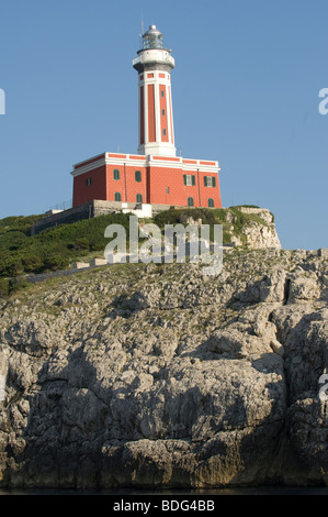 Insel Capri, Kampanien, Italien, Europa; Blick auf Punta Carena Leuchtturm auf der südwestlichen Spitze der Insel. Stockfoto