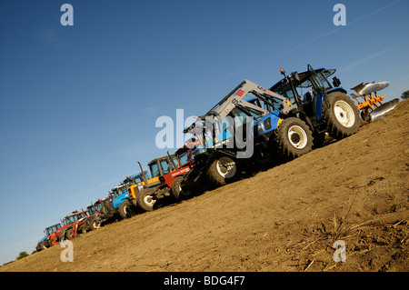 Stock Foto von einer Reihe von Traktoren nach einem Pflügen Wettbewerb abgestellt. Stockfoto