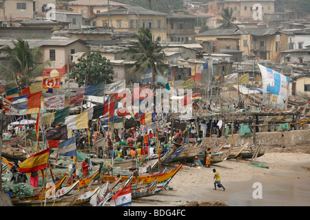 Beschäftigt Angeln Strand knapp Cape Coast Castle. Cape Coast. Ghana. West-Afrika. Stockfoto