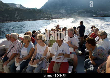 Gruppe von Touristen auf Sightseeing Bootsfahrt rund um die Insel Capri, Kampanien, Italien, Europa. Stockfoto