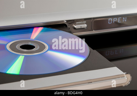 DVD-Disc im DVD-Spieler-CD-Fach auf schwarzem Hintergrund isoliert Stockfoto