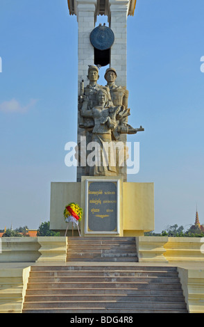 Khmer Frau mit Baby, flankiert von zwei vietnamesische Befreiung Soldaten, Kambodschanisch-vietnamesische Freundschaft Denkmal, Phnom Penh, Internation Stockfoto