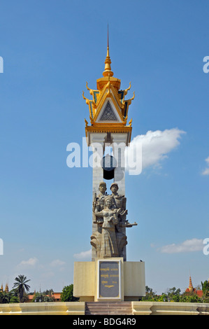 Khmer Frau mit Baby, flankiert von zwei vietnamesische Befreiung Soldaten, Kambodschanisch-vietnamesische Freundschaft Denkmal, Phnom Penh, Internation Stockfoto