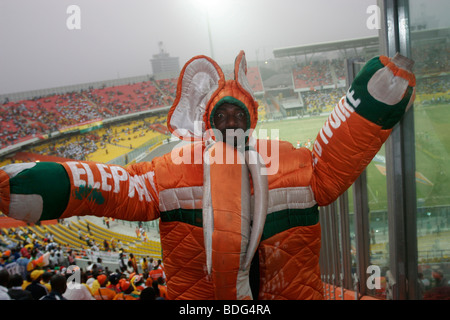 Côte d ' Ivoire Ventilator im Elefant Kostüm. Côte d ' Ivoire V Mali. African Cup of Nations 2008. Ohene Djan Stadium. Accra. Ghana. Afrika Stockfoto