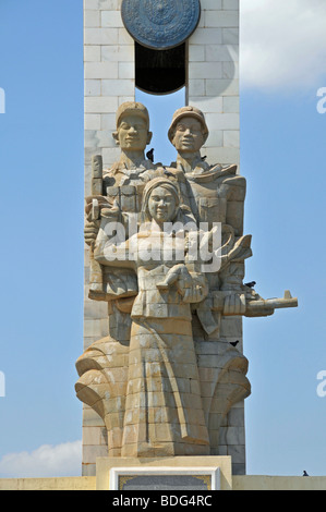Khmer Frau mit Baby, flankiert von zwei vietnamesische Befreiung Soldaten, Kambodschanisch-vietnamesische Freundschaft Denkmal, Phnom Penh, Internation Stockfoto