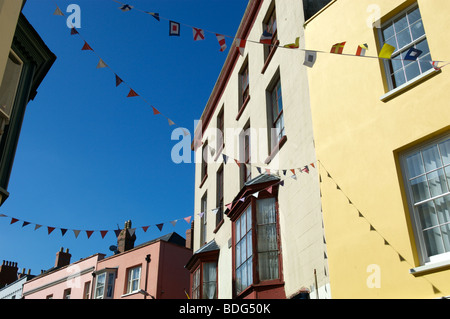 Eine Reihe von bunten Häusern und Girlanden in Tenby, Pembrokeshire, Wales. Stockfoto