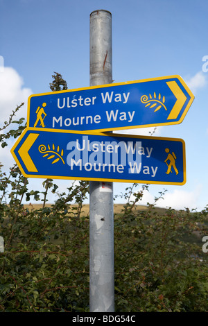 Wegweiser für die Ulster und Mourne Weg Wanderwege in der Mourne Grafschaft unten Nordirland Vereinigtes Königreich Stockfoto