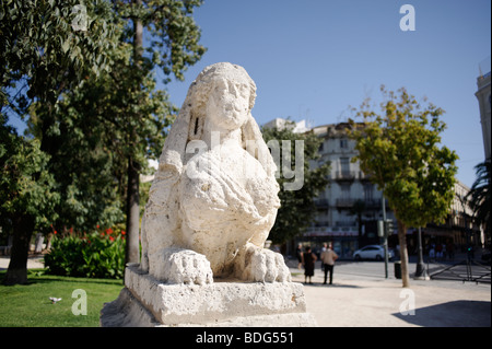 Alte abgenutzte Steinstatue am Rande des Turia Park (Jardin del Turia) im Stadtzentrum von Valencia. Spanien Stockfoto
