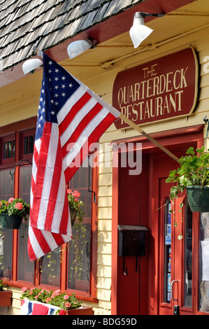 Vor dem Eingang zum Quarterdeck Restaurant in der Innenstadt von Falmouth, Cape Cod USA im Sommer. Stockfoto