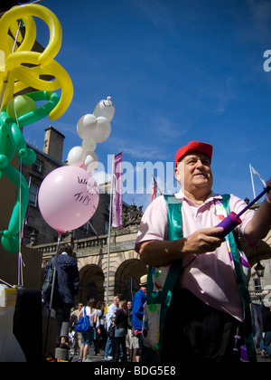 Eine Straße Entertainer (Ballon Modellbauer) beim Edinburgh Fringe festival Stockfoto