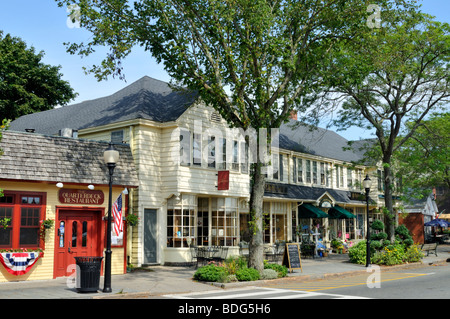 Falmouth Village, Cape Cod, Straße mit Geschäften und Restaurants im Sommer Stockfoto