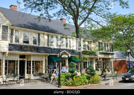 Innenstadt von Falmouth Dorf, Cape Cod, mit Geschäften und Restaurants im Sommer Stockfoto