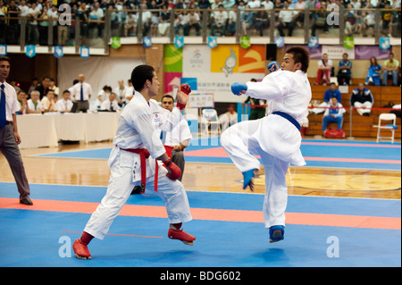 Shinji Nagaki Japans (links) kämpfen Chia-Cheng Hung der Chinese Taipei (rechts) im Karate Kumite Spiel, World Games 2009 Stockfoto