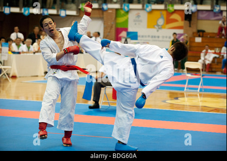 Shinji Nagaki Japans (links) kämpfen Chia-Cheng Hung der Chinese Taipei (rechts) im Karate Kumite Spiel, World Games 2009 Stockfoto