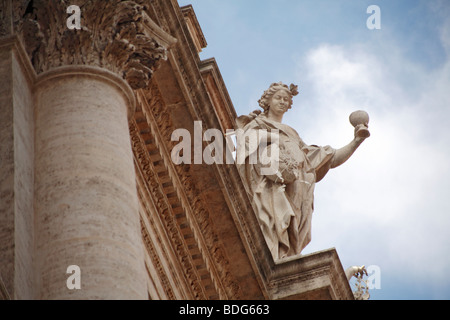 Statue über dem römischen Trevi-Brunnen [Fontana di Trevi] Stockfoto